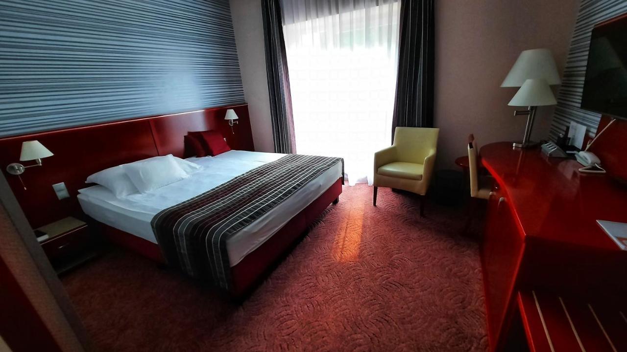 Veronika Hotel Tiszaújváros Exteriör bild